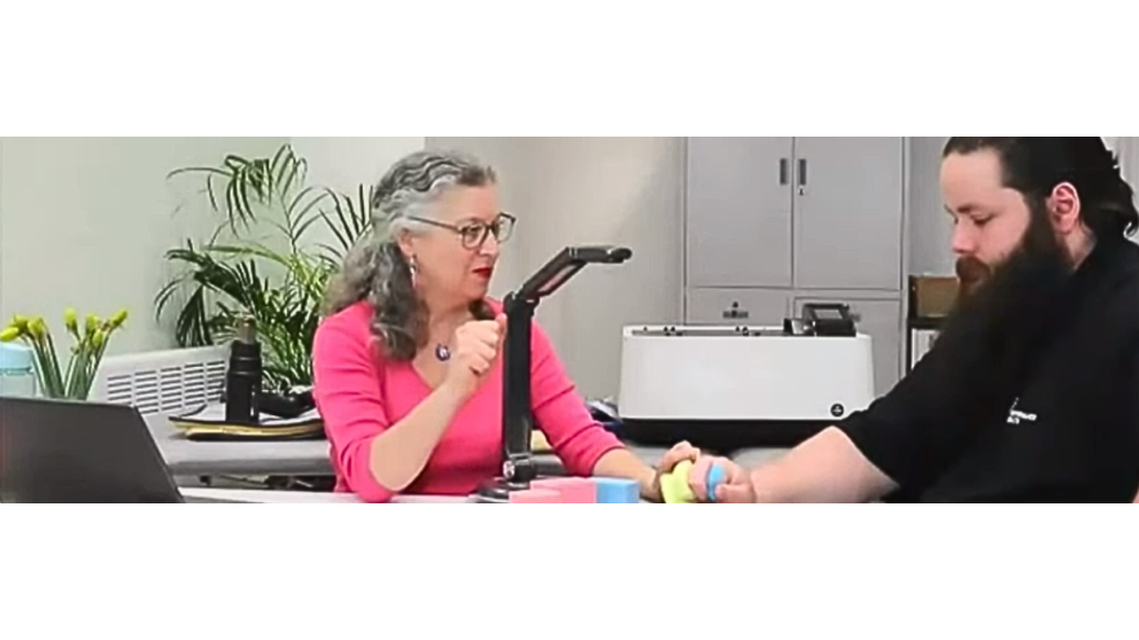 person splinting index finger